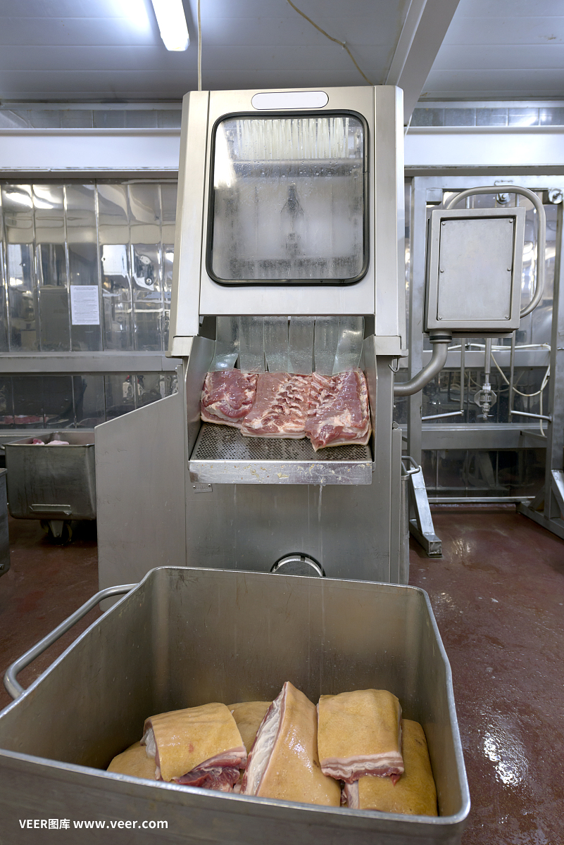 食品工廠的生產線。肉類產品的準備。